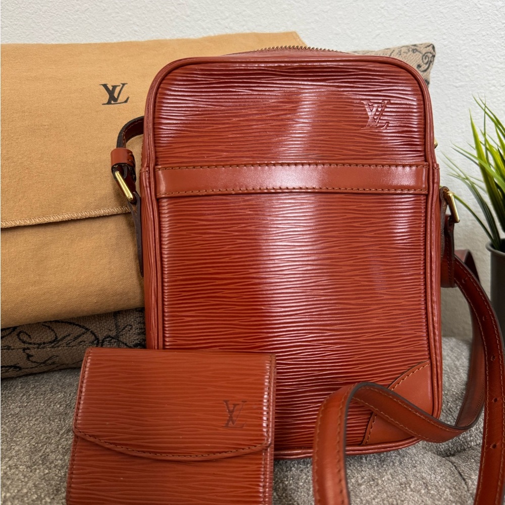 Louis Vuitton Danube w/matching coin purse (cognac)